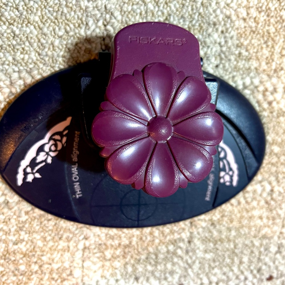 Fiskars Rare Curved Border Punch